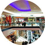 inspiracja do logo dewelopera outletów modowych: przestrzeń galerii handlowej