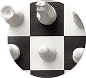inspiracja do logo firmy szkoleniowej: figura skoczka i pola szachowe