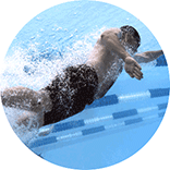 inspiracja do logo Mistrzostw w Pływaniu: pływak w basenie